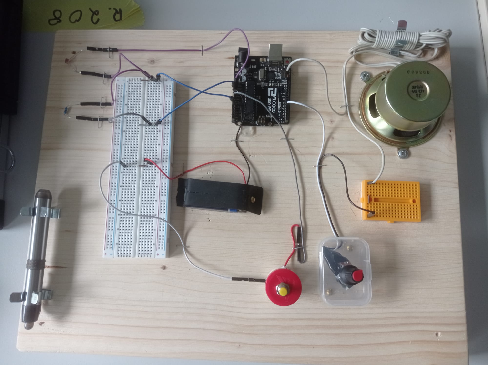 Foto eines elektronischen Experimentierbretts mit einer Arduino-Schaltung