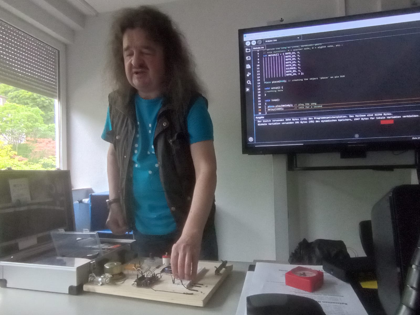 Foto von Robbie beim Vortrag Arduino blind, Auf einem großen Monitor die Arduino IDE
