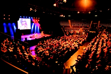 Robbie auf der Bühne des Tempodrom